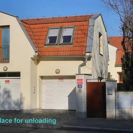 Oscar's Near The Metro アパート